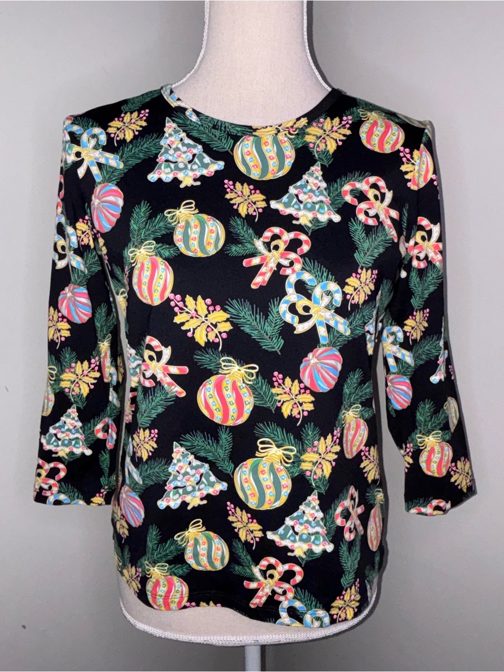 J McLaughlin NWOT fun Christmas ornament print 3/4 sleeve tee black green Small